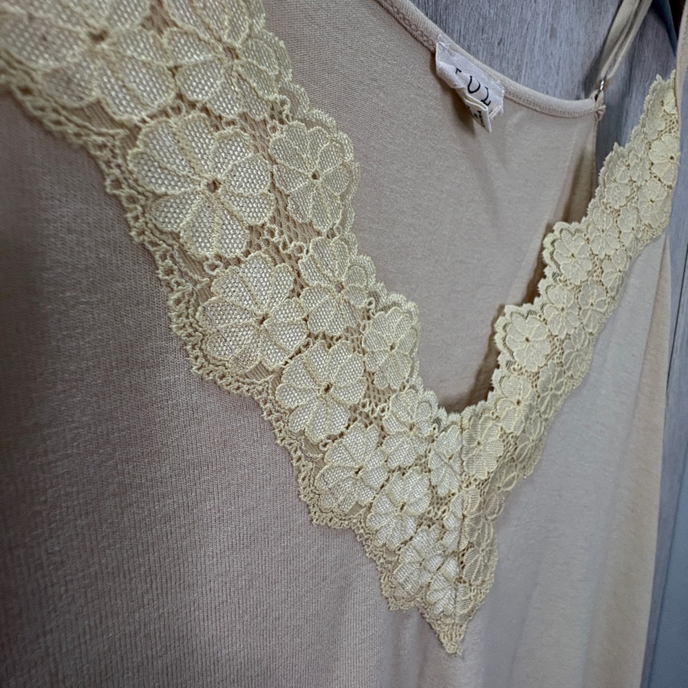 POL Cream Lace V-Neck Cami Adjustable Straps Oversized Small - Picture 3 of 5